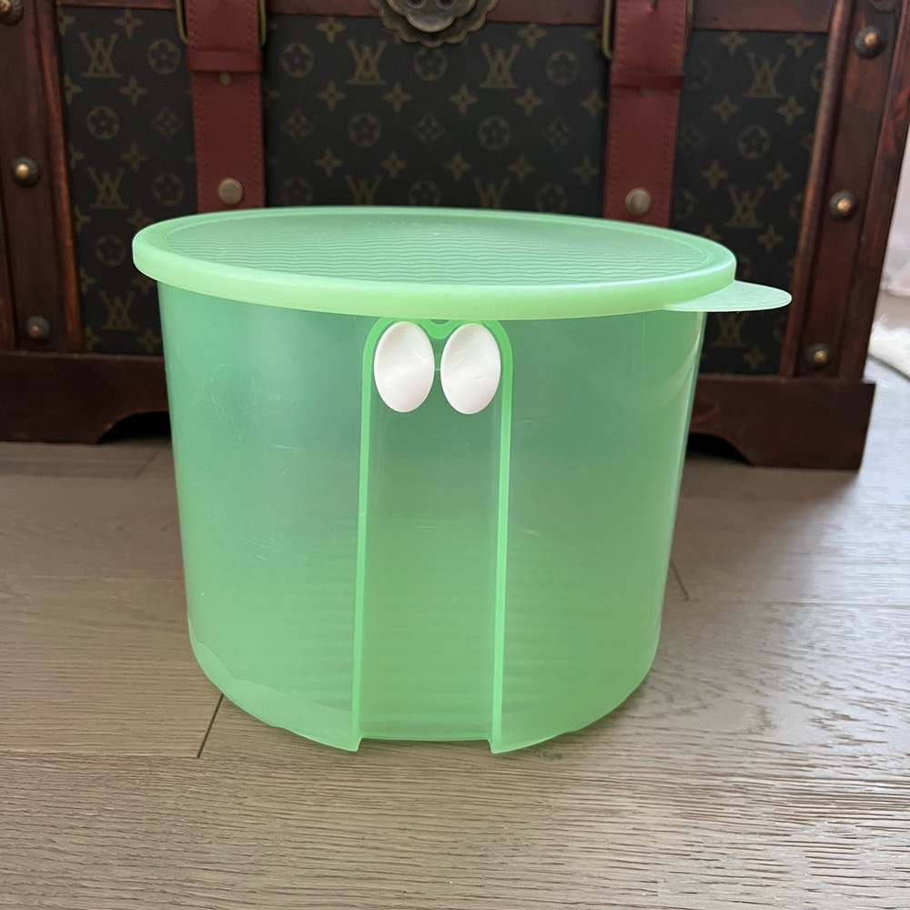 Tupperware FridgeSmart Large Round Container – 20 Cups / 4.7 Liters – Green